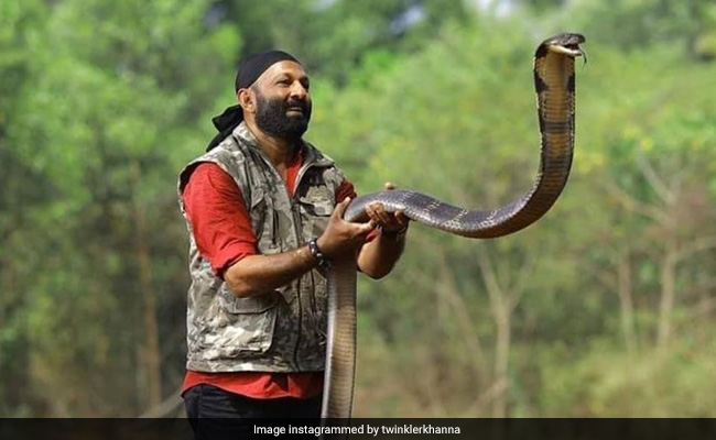 ट्विंकल खन्ना ने भारत के 'किंग ऑफ कोबराज' की फोटो की पोस्ट, अभी तक बचा चुके हैं 6,000 सांपों की जान