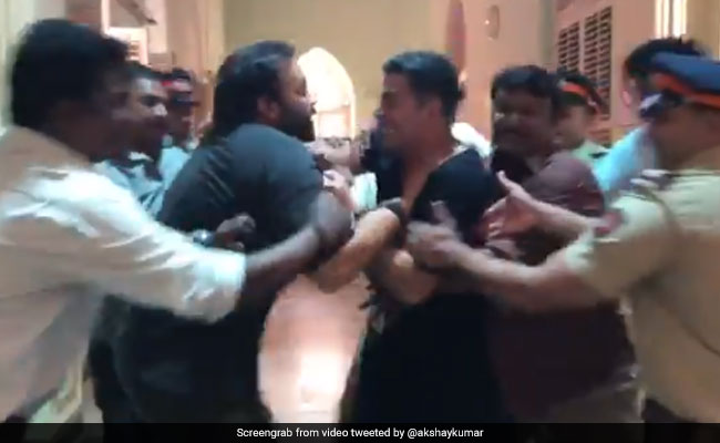 अक्षय कुमार और रोहित शेट्टी में हो गई हाथापाई, पुलिस को करना पड़ा बीच बचाव- देखें Video