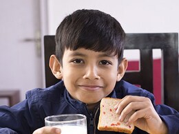 बदलते मौसम में बीमारी से बच्चों को बचाने के लिए रखें उनकी डाइट का खास ख्याल, जानिए क्या खिलाएं क्या नहीं