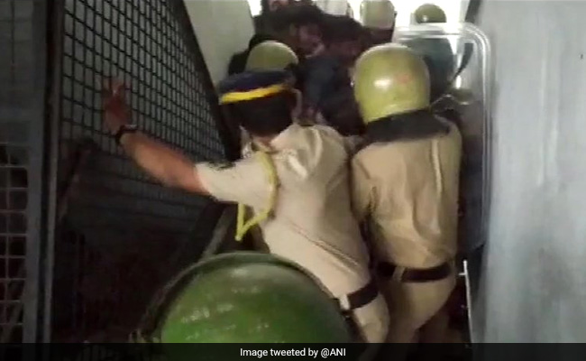 Students, Cops Clash At Protest In Kerala Over Girl's Death By Snakebite