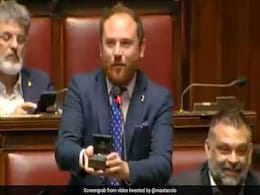 Italian MP Pulls Out Ring, Proposes To Girlfriend During Parliament Speech Italian MP Pulls Out Ring, Proposes To Girlfriend During Parliament Speech