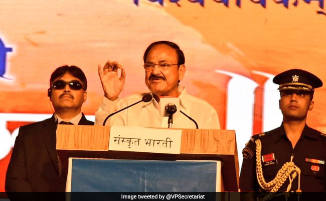 उपराष्ट्रपति वेंकैया नायडू ने कहा- भारत को एक सूत्र में बांधने वाली भाषा है संस्कृत