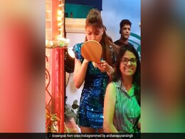 उर्वशी रौतेला करवा रही थीं मेकअप, तभी दूर से अर्चना पूरण सिंह ने बनाया Video... उर्वशी रौतेला करवा रही थीं मेकअप, तभी दूर से अर्चना पूरण सिंह ने बनाया Video...