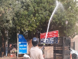 दिल्ली में प्रदूषण : हॉटस्पॉट पर पानी का छिड़काव करके राहत की कोशिश दिल्ली में प्रदूषण : हॉटस्पॉट पर पानी का छिड़काव करके राहत की कोशिश