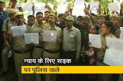 वकीलों के खिलाफ कार्रवाई नहीं होने के विरोध में प्रदर्शन कर रही है दिल्ली पुलिस वकीलों के खिलाफ कार्रवाई नहीं होने के विरोध में प्रदर्शन कर रही है दिल्ली पुलिस