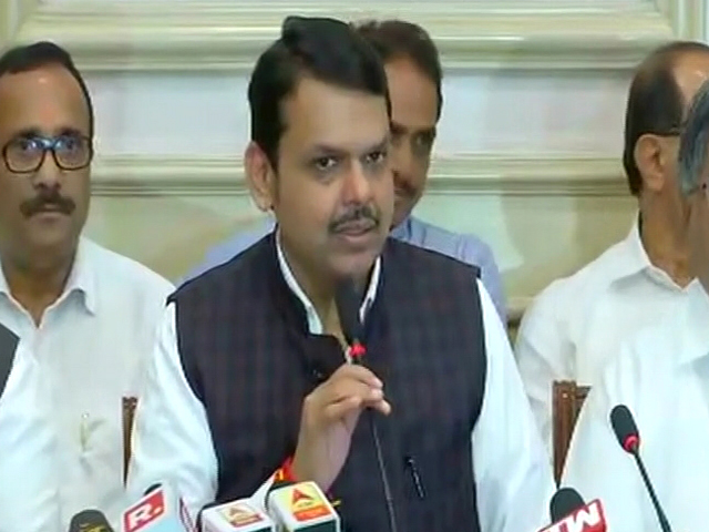 'फ्री कश्मीर' पोस्टर विवाद: CM ठाकरे की आलोचना करने पर शिवसेना ने देवेंद्र फडणवीस पर साधा निशाना