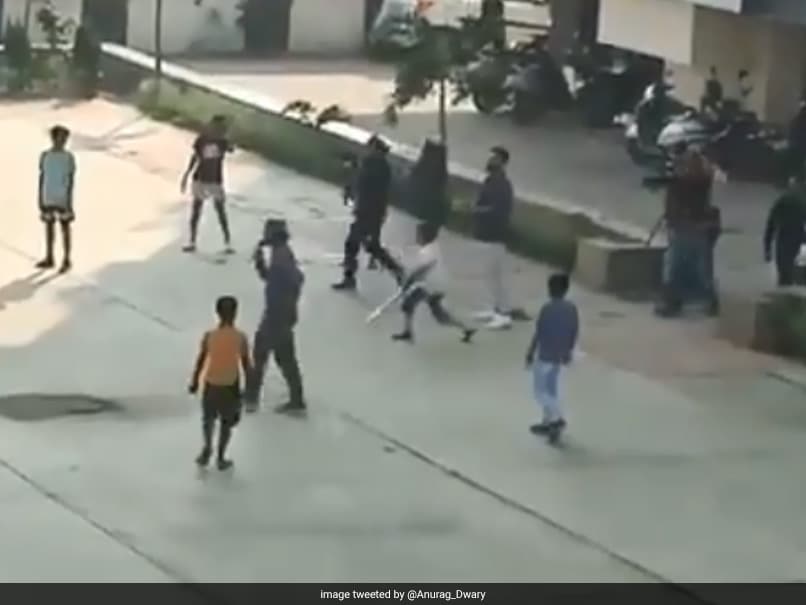 Virat Kohli plays cricket on Indore streets with children Virat Kohli plays cricket on Indore streets with children