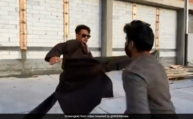 टाइगर श्रॉफ ने शख्स को यूं मारी किक, तो बॉलीवुड प्रोड्यूसर बोले- हमारा 'बागी' इस तरह...देखें Video