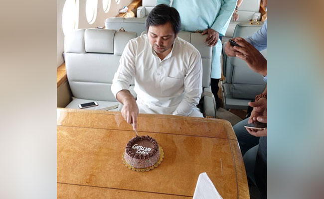 प्लेन में केक काटने को लेकर JDU ने उठाए सवाल तो तेजस्वी यादव ने कुछ यूं दिया जवाब, कहा - जब मैं सड़क पर खाता हूं तब तो आप...