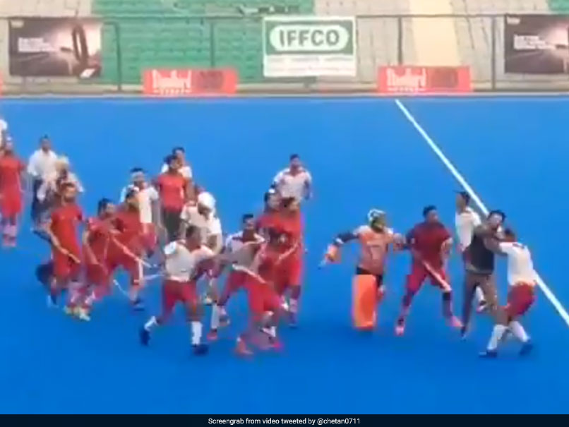 Nehru Cup Hockey Final:  पंजाब पुलिस और पीएनबी के प्‍लेयर्स के बीच जमकर हुई मारपीट, देखें VIDEO