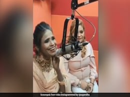 फिल्मों के बाद रेडियो स्टेशन पर गाना गाती दिखीं रानू मंडल, सोशल मीडिया पर वायरल हो रहा है Video फिल्मों के बाद रेडियो स्टेशन पर गाना गाती दिखीं रानू मंडल, सोशल मीडिया पर वायरल हो रहा है Video