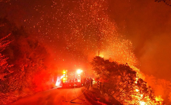 Over 5,000 Flee As Wildfire Rages In California's Resort City