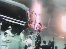 Woman Officer Pleads With Folded Hands As Lawyers Charge At Cops In Video Woman Officer Pleads With Folded Hands As Lawyers Charge At Cops In Video