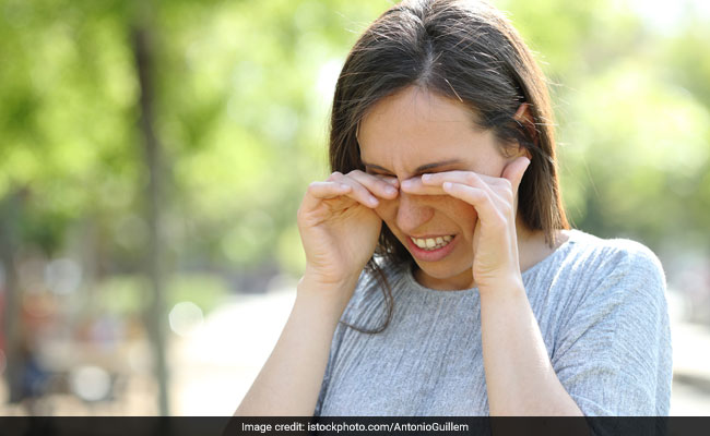 Delhi air pollution today: Sprinkle water in your eyes to reduce burning sensation caused by smog