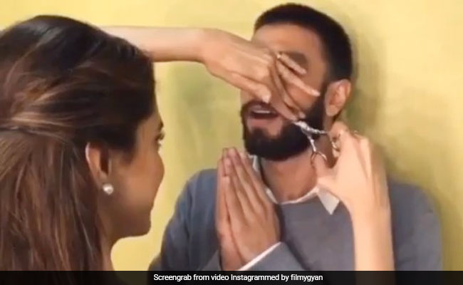 दीपिका पादुकोण ने कैंची उठाई और काट दी रणवीर सिंह की मूंछ, वायरल हुआ Video