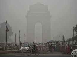 Hundreds Gather At India Gate To Protest Against Delhi Air Pollution Hundreds Gather At India Gate To Protest Against Delhi Air Pollution