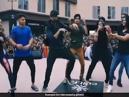 ऋतिक रोशन ने कॉलेज स्टूडेंट्स के साथ 'घुंघरू' सॉन्ग पर किया जबरदस्त डांस, बार-बार देखा जा रहा है धांसू Video ऋतिक रोशन ने कॉलेज स्टूडेंट्स के साथ 'घुंघरू' सॉन्ग पर किया जबरदस्त डांस, बार-बार देखा जा रहा है धांसू Video