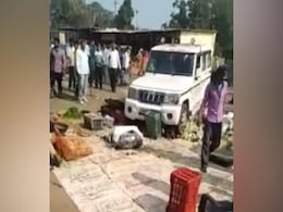 सब्जी बेचने मंडी पहुंचा था किसान, अधिकारी ने सरकारी गाड़ी से कुचल डाली सारी सब्जी, देखें VIDEO सब्जी बेचने मंडी पहुंचा था किसान, अधिकारी ने सरकारी गाड़ी से कुचल डाली सारी सब्जी, देखें VIDEO