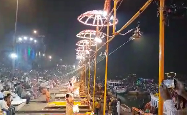 बनारस में देव दीपावली पर दीपों से जगमगाए गंगा के घाट
