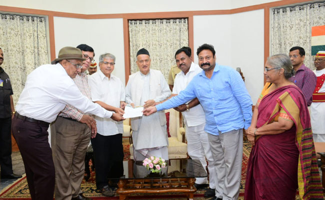 महाराष्ट्र : प्रकाश अम्बेडकर राज्यपाल से मिले, लगाई गुहार- राष्ट्रपति शासन लगने से बचाएं