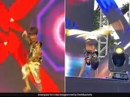 शिल्पा शेट्टी के बेटे ने किया पहला स्टेज परफॉर्मेंस, तो अनिल कपूर बोले- क्या गुलाटी मारता है तेरा बेटा- देखें Video शिल्पा शेट्टी के बेटे ने किया पहला स्टेज परफॉर्मेंस, तो अनिल कपूर बोले- क्या गुलाटी मारता है तेरा बेटा- देखें Video