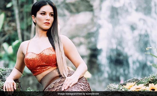 Sunny Leone अंगूरों से भरे टब में बैठी आईं नजर, देखें Viral Video