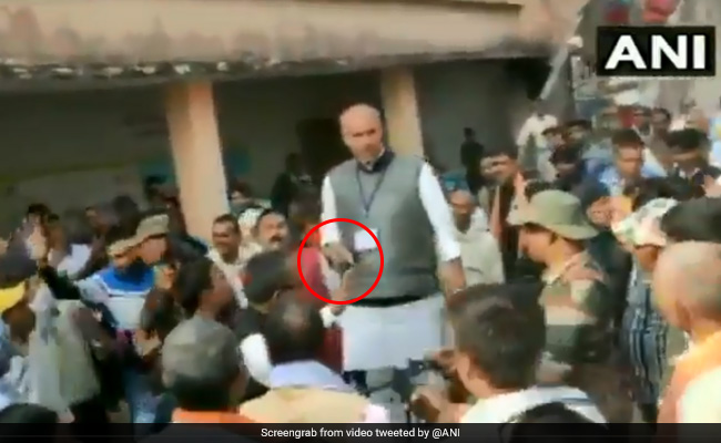 झारखंड: पलामू के पोलिंग बूथ पर बंदूक लेकर पहुंच गए कांग्रेस के प्रत्याशी, देखें- VIDEO