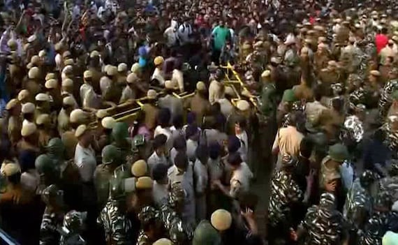 JNU में दीक्षांत समारोह के दौरान छात्रों का फीस बढ़ोतरी को लेकर हंगामा, किया विरोध प्रदर्शन