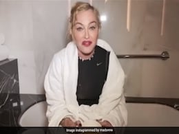 आधी रात को इस मशहूर एक्ट्रेस ने पी अपनी ही पेशाब, वायरल हुआ ये VIDEO आधी रात को इस मशहूर एक्ट्रेस ने पी अपनी ही पेशाब, वायरल हुआ ये VIDEO