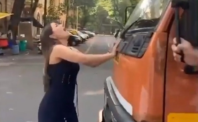 हिना खान को शूटिंग के दौरान टैम्पो ने मारी टक्कर, यूं उछलकर गिरीं- देखें Viral Video हिना खान को शूटिंग के दौरान टैम्पो ने मारी टक्कर, यूं उछलकर गिरीं- देखें Viral Video