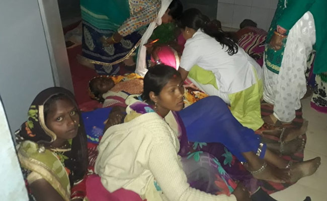 VIDEO: मध्‍यप्रदेश में टॉर्च की रोशनी में किया गया नसबंदी का ऑपरेशन, मोमबत्तियां भी जलाई गईं