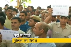 तीस हजारी कोर्ट की हिंसा के विरोध में प्रदर्शन कर रहे हैं पुलिस वाले तीस हजारी कोर्ट की हिंसा के विरोध में प्रदर्शन कर रहे हैं पुलिस वाले