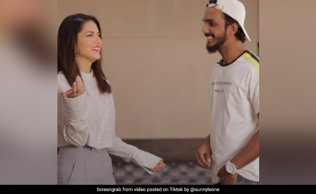 Sunny Leone को अनोखे अंदाज में लड़का ले गया Date पर, देखें TikTok Viral Video