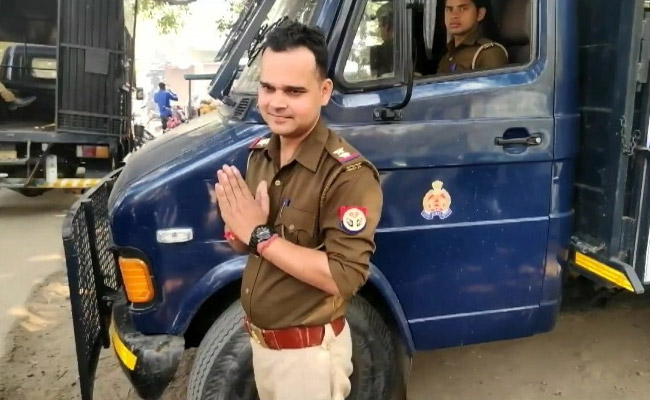 UP Cop Suspended After Video Of Him Threatening To Kill Senior