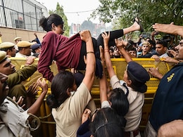 JNU ने बढ़ी हॉस्टल फीस में कटौती की, छात्रों के भारी विरोध के बाद यूनिवर्सिटी प्रशासन ने लिया फैसला JNU ने बढ़ी हॉस्टल फीस में कटौती की, छात्रों के भारी विरोध के बाद यूनिवर्सिटी प्रशासन ने लिया फैसला