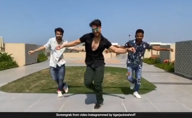 Tiger Shroff Recreates <i>War</i> Song <I>Ghungroo</I>. Dedicates It To Hrithik Roshan And Vaani Kapoor