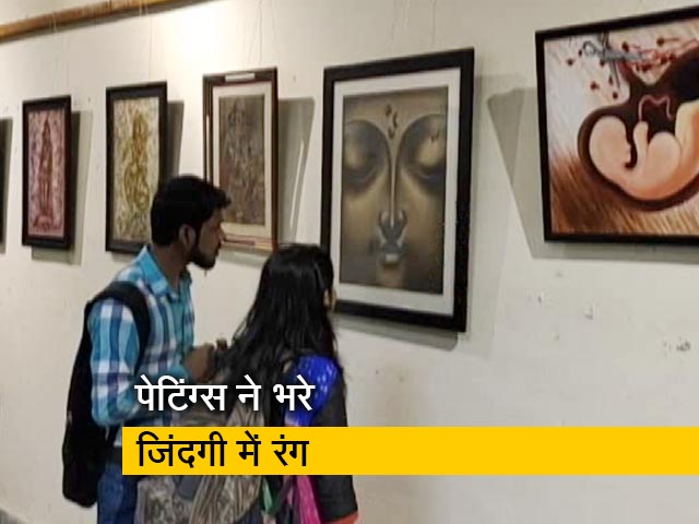 महिलाओं ने बनाई पेंटिंग्स की नुमाइश, तस्वीरों में दिखा दर्द का सफर