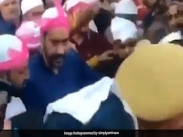 अजय देवगन युग के साथ पहुंचे थे अजमेर शरीफ, भीड़ में बेटे के साथ हुई धक्का-मुक्की तो एक्टर को आ गया गुस्सा अजय देवगन युग के साथ पहुंचे थे अजमेर शरीफ, भीड़ में बेटे के साथ हुई धक्का-मुक्की तो एक्टर को आ गया गुस्सा