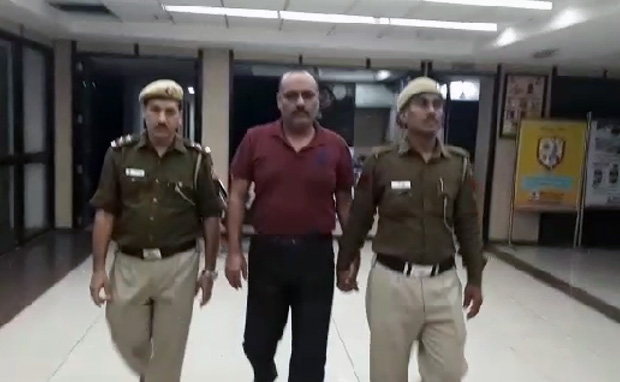 अलग-अलग वर्दी पहनकर टिक टॉक वीडियो बनाने का शौक रखता था युवक, पायलट की यूनिफॉर्म में पहुंचा एयरपोर्ट और...