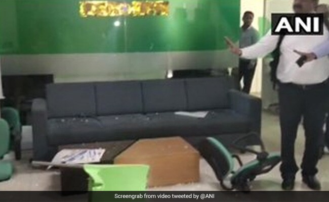पुणे में शिवसेना कार्यकर्ताओं ने बीमा कंपनी के कार्यालय में तोड़फोड़ की