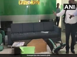 पुणे में शिवसेना कार्यकर्ताओं ने बीमा कंपनी के कार्यालय में तोड़फोड़ की पुणे में शिवसेना कार्यकर्ताओं ने बीमा कंपनी के कार्यालय में तोड़फोड़ की