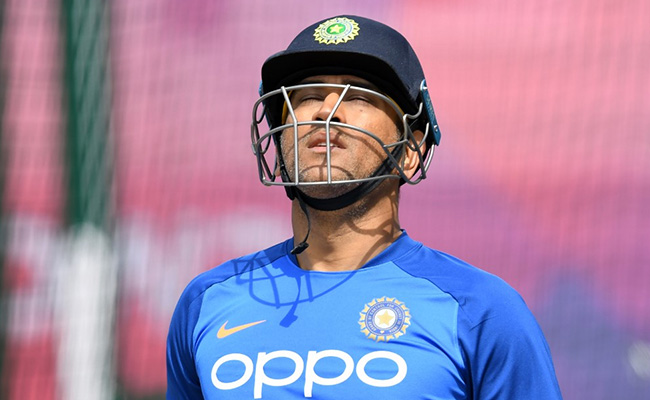 MS Dhoni बाहर हुए BCCI की कॉन्ट्रैक्ट लिस्ट से तो भड़के फैन्स, बोले- 'बोर्ड शायद भूल गया कि...'