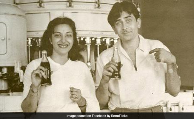 Nargis And Raj Kapoor Enjoying Coca-Cola Moment In Rare Pic. Thank You, Rishi Kapoor