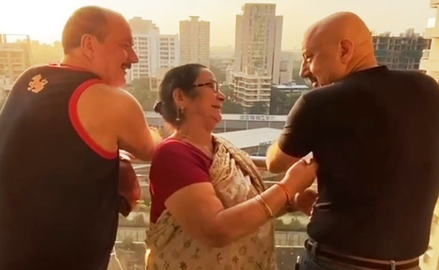 अनुपम खेर की मम्मी ने खर्च के लिए मांगे 50 हजार रुपये तो बोले- आप तो 10-20 हजार में गुजारा कर लेते थे...Video