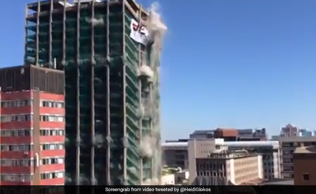 30 सेकेंड में गिरा दी गई विशाल 22 मंजिला इमारत, देखें VIDEO 30 सेकेंड में गिरा दी गई विशाल 22 मंजिला इमारत, देखें VIDEO