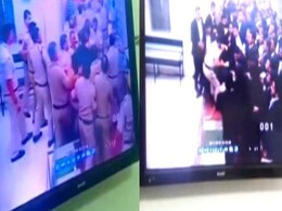 दिल्ली में कानून ठेंगे पर : इन दो VIDEO में देखें तीस हजारी कोर्ट में कैसे चले वकीलों और पुलिस के बीच लात-घूंसे दिल्ली में कानून ठेंगे पर : इन दो VIDEO में देखें तीस हजारी कोर्ट में कैसे चले वकीलों और पुलिस के बीच लात-घूंसे