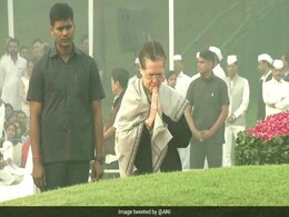 PM मोदी और कांग्रेस अध्यक्ष सोनिया गांधी ने पूर्व PM जवाहर लाल नेहरू को दी श्रद्धांजलि PM मोदी और कांग्रेस अध्यक्ष सोनिया गांधी ने पूर्व PM जवाहर लाल नेहरू को दी श्रद्धांजलि