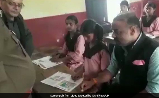 यूपी में शिक्षा व्यवस्था की 'दुर्दशा': अंग्रेजी का एक पैराग्राफ तक नहीं पढ़ पाई टीचर, भड़क गए DM, देखें- VIDEO 