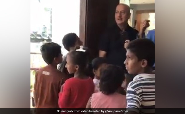 अनुपम खेर ने गलियों में सोने वाले बच्चों को 5 स्टार होटल में खिलाया खाना, जब बिल आया तो... देखें Video