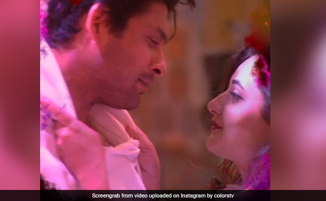 बिग बॉस में रोमांटिक अंदाज में नजर आए सिद्धार्थ शुक्ला और रश्मि देसाई, देखें Video